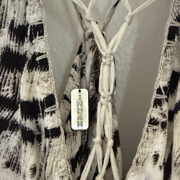 Indah Monochrome Patterned Garment - Picture 5 of 7